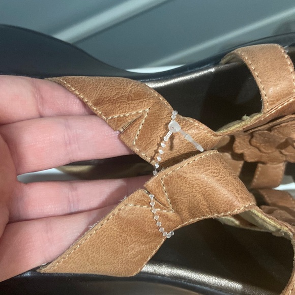 CLARKS Bendables Leather Wedge Sandals tan color Women's Sz 10M adorable flower - Picture 12 of 16